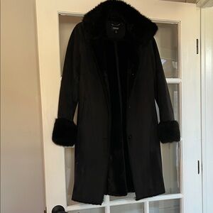 Chic Black Trench Coat with Faux Fur Trim